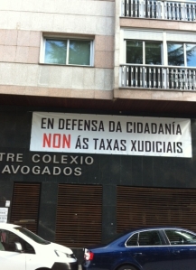 Foto de la pancarta contra tasas y en defensa de la ciudadanía colgada en la fachada del Colegio de Abogados de Ourense. Lleva tiempo colgada ahí.